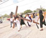 Fieles recrean viacrucis en Viernes Santo