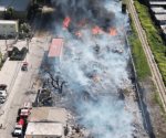 Desalojan a 300 personas por incendio en recicladora de Tijuana