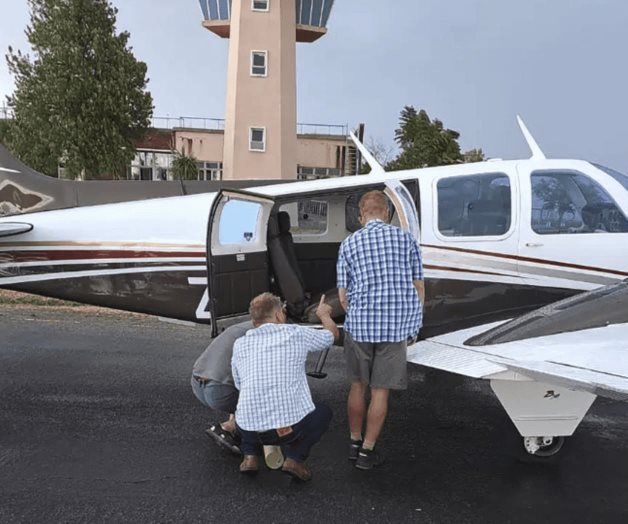 Cobra sorprende a piloto en pleno vuelo