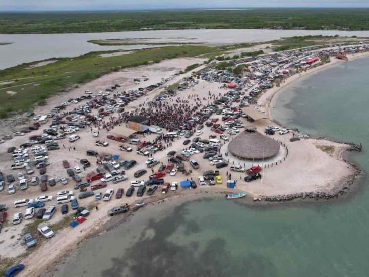 Playa La Carbonera es abarrotada por turistas