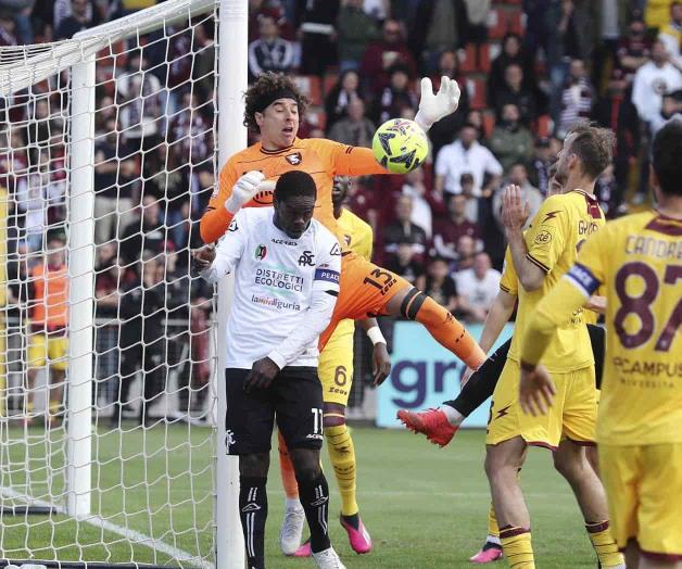 Es Memo Ochoa figura en empate del Salernitana ante Inter