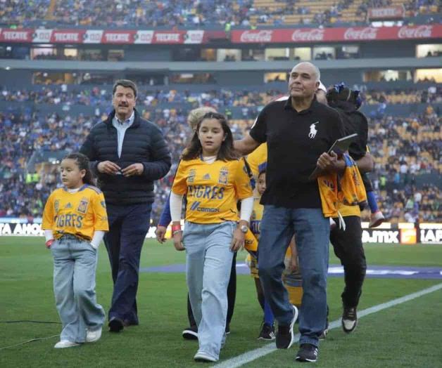 Inmortaliza Tigres a Pilar Reyes en el Universitario