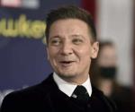 Recorre Jeremy Renner Six Flags en scooter tras accidente