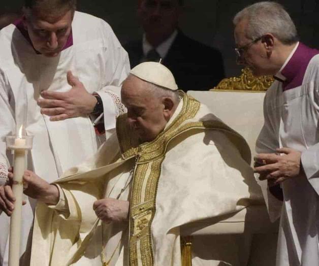 El papa reaparece en público para misa de vigilia pascual El papa reaparece en público para misa de vigilia pascual