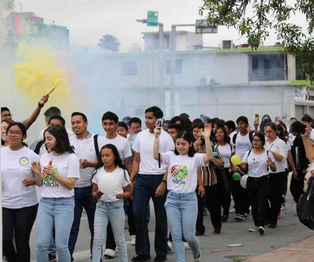 Organizan feligreses católicos caminata para conmemorar la resurrección