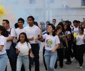 Organizan feligreses católicos caminata para conmemorar la resurrección