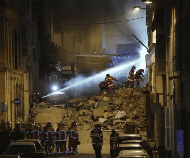 Buscan rescatistas a 10 personas bajo escombros de edificio en Francia Buscan rescatistas a 10 personas bajo escombros de edificio en Francia