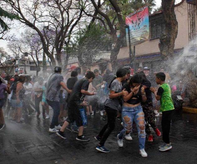 Celebran la tradicional ‘mojada’ en Xochimilco