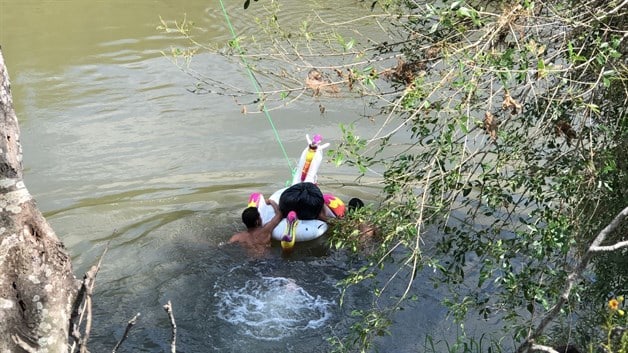 Se cruzan migrantes el Río Bravo
