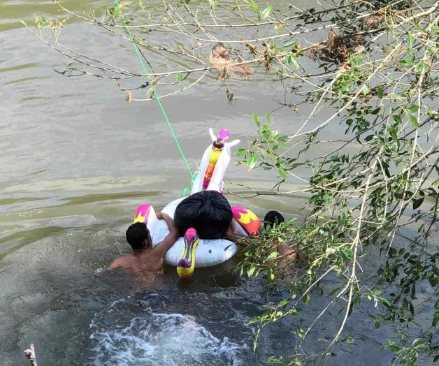 Cruzan migrantes venezolanos el río