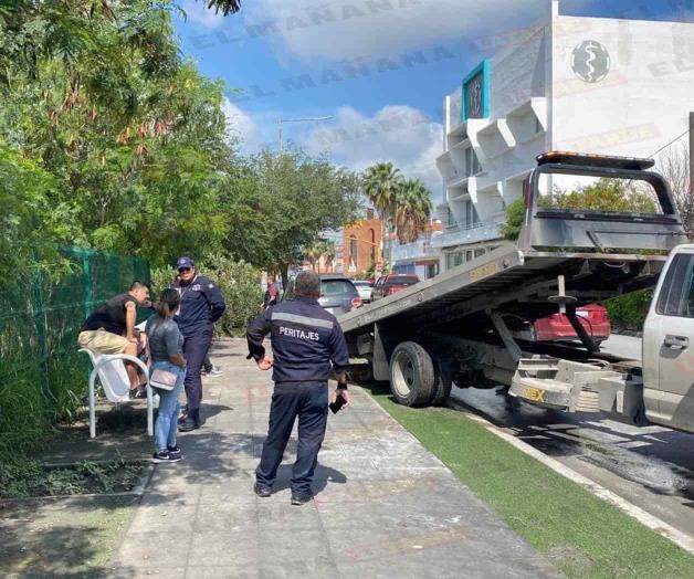 Se distrae al volante y se impacta contra un árbol