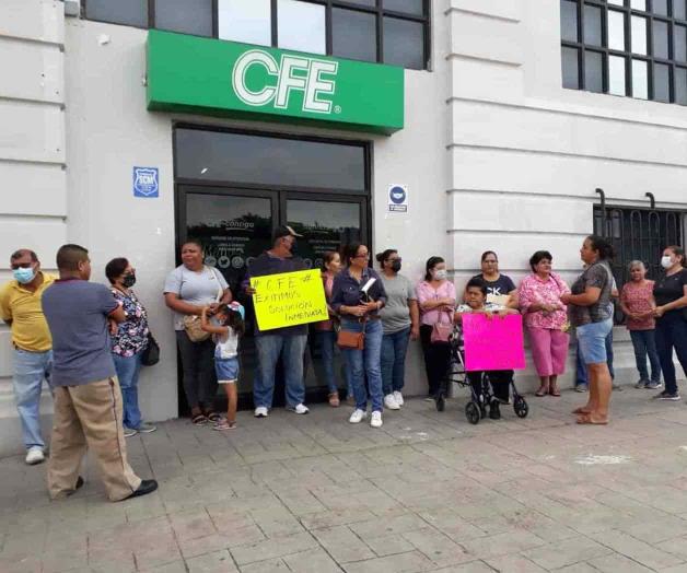 Toman vecinos la CFE hartos por los apagones