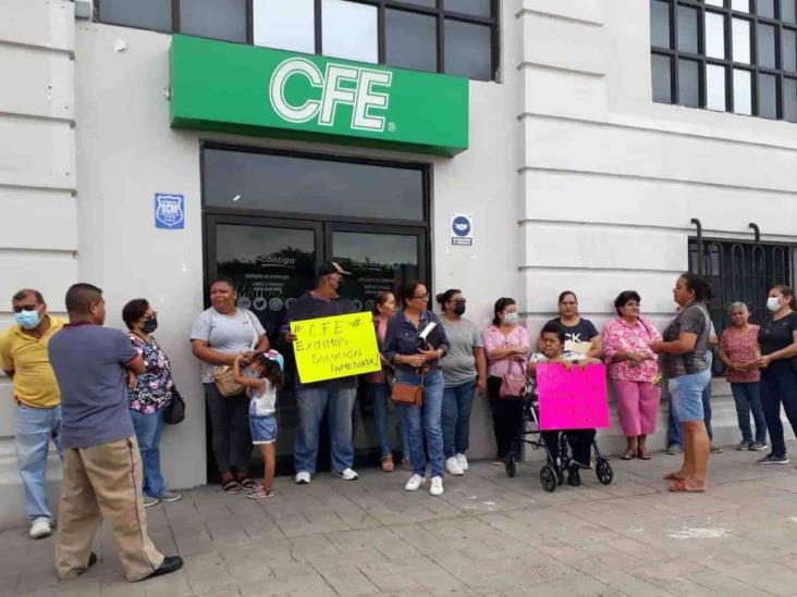 Toman vecinos la CFE hartos por los apagones Toman vecinos la CFE hartos por los apagones