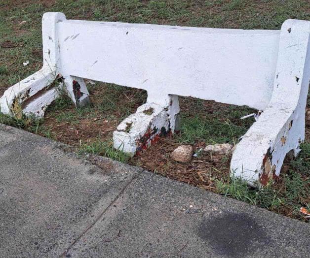 Destrozan bancas en plaza pública Destrozan bancas en plaza pública