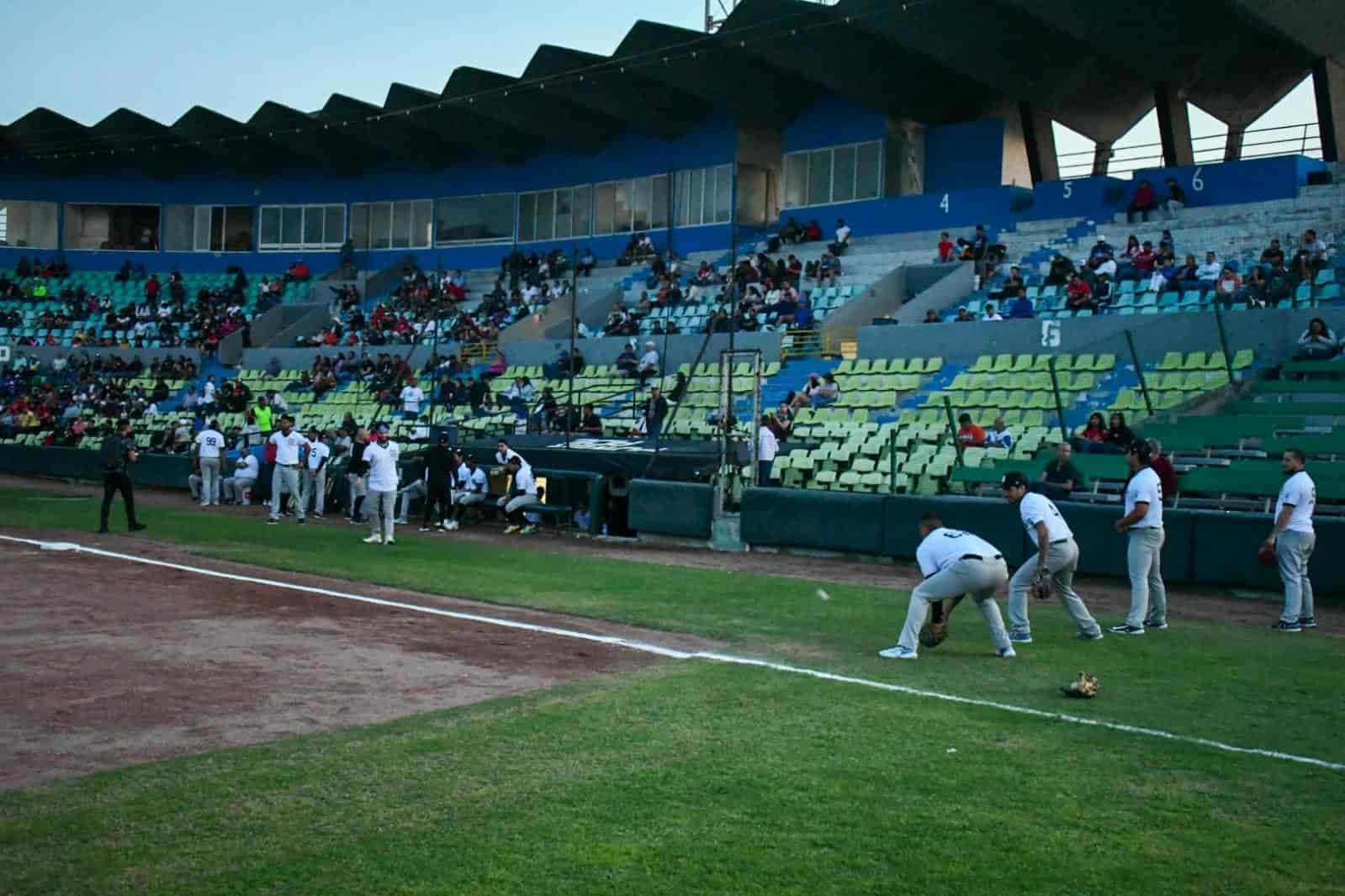 Los peloteros quedaron sorprendidos al no efectuarse el juego por falta de luz