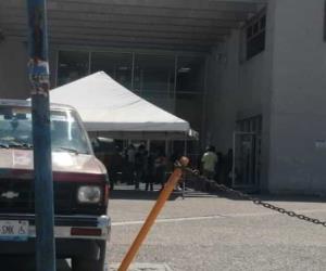 Usan áreas peatonales del IMSS como estacionamiento