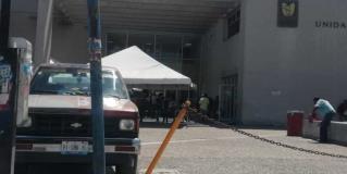 Usan áreas peatonales del IMSS como estacionamiento