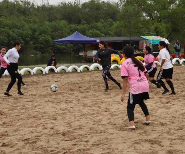Disputan los primeros lugares en torneos de voleibol y futbol