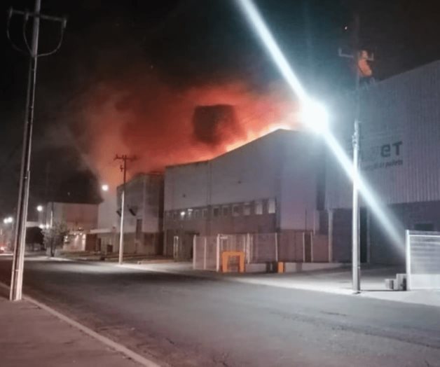 Incendio consume bodegas en zona industrial de Tlajomulco, Jalisco