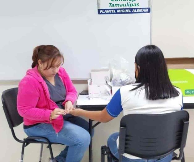 Toman pruebas rápidas de hepatitis y sífilis a alumnos