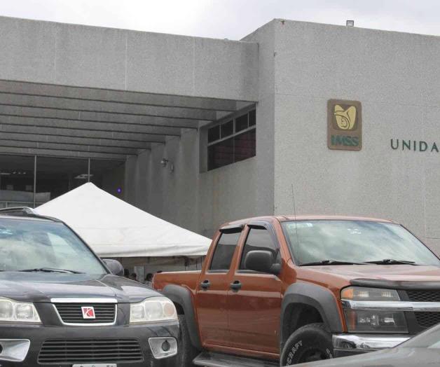 Invaden explanada de la UMF 33 del IMSS Invaden explanada de la UMF 33 del IMSS