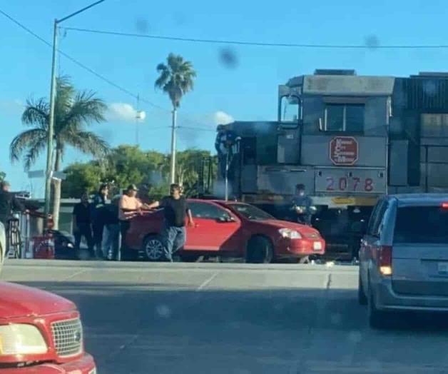 Por poco y se la lleva el ferrocarril