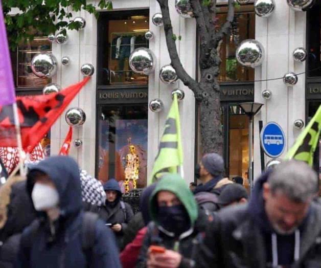 Atacan manifestantes sede de Louis Vuitton en París 