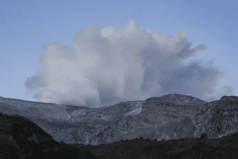 El volcán Nevado del Ruiz expulsa humos cerca de Villahermosa, Colombia.