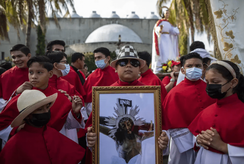 Monaguillos participan en una conmemoración del Viernes Santo en la Catedral Metropolitana de Managua, Nicaragua.