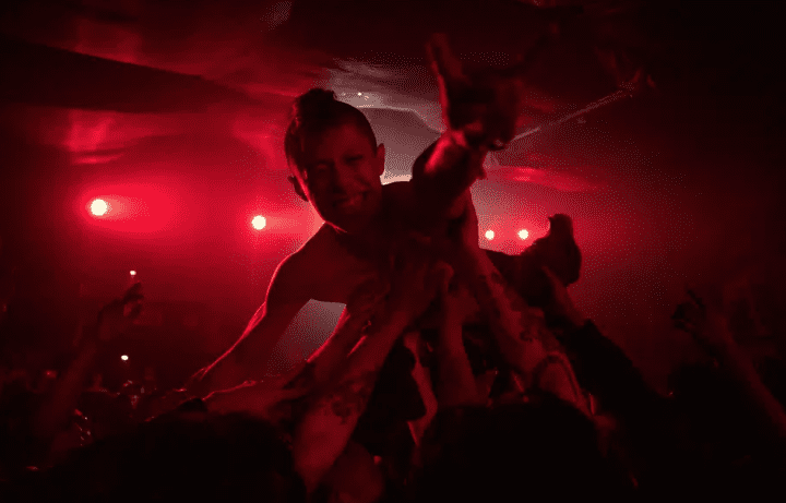 Fanáticos de la banda mexicana de punk rock Seguimos Perdiendo bailan durante uno de los últimos fines de semana de actividad en el icónico centro cultural Multiforo Alicia, en la Ciudad de México.