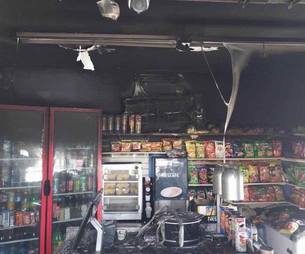 Fuego consumió el Sofias Snack Fuego consumió el Sofias Snack