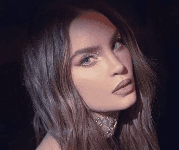 Belinda se lleva los aplausos por su acento español