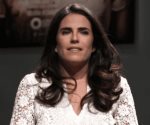 Tunden a Karla Souza por llamarse persona de color