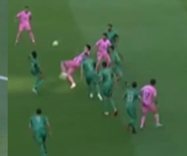 El mexicano César Montes hace golazo de chilena ante el Betis