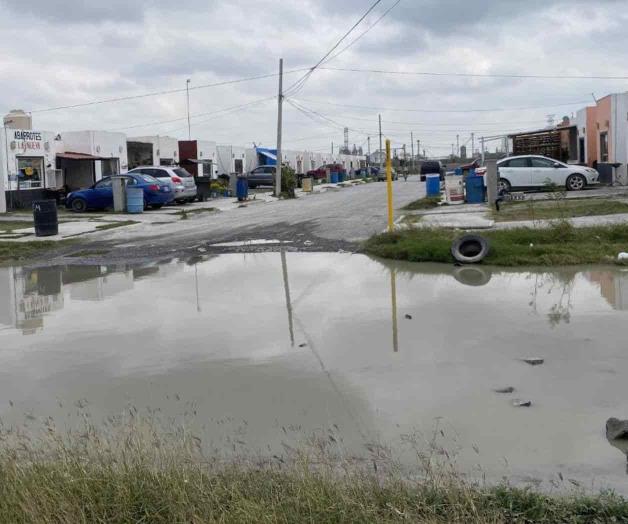 Viven entre aguas negras