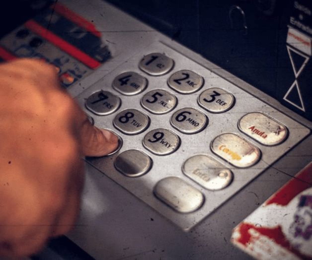 Bancos refuerzan atención y prevención de fraudes a adultos mayores