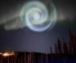 Inusual espiral azul aparece en medio de auroras boreales