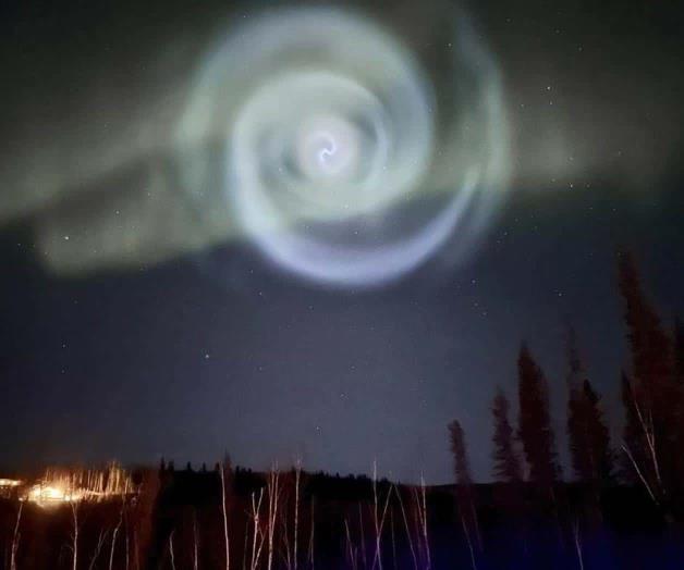 Inusual espiral azul aparece en medio de auroras boreales