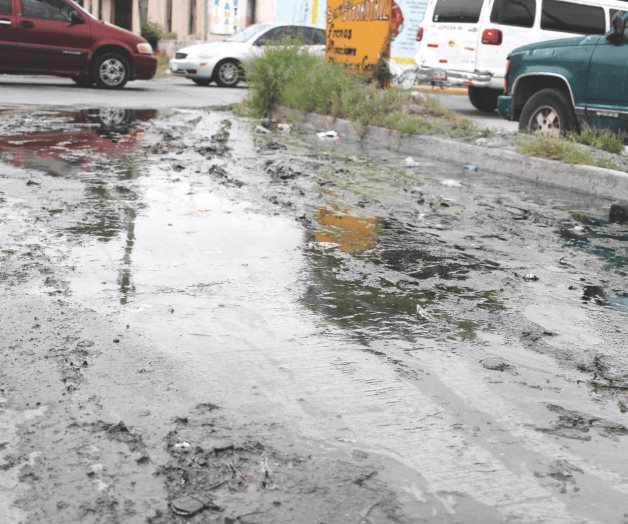 Infestan aguas negras calles de Las Cumbres