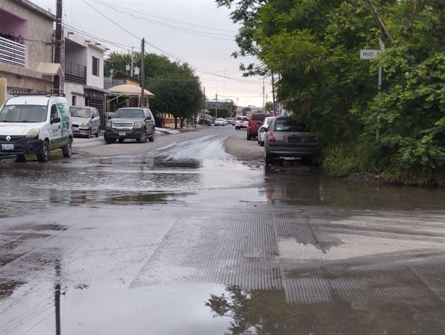 Piden atender problemas de aguas residuales frente a escuela