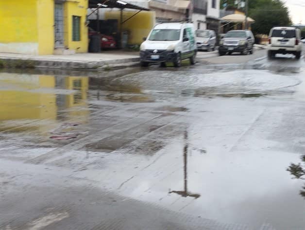 Piden atender problemas de aguas residuales frente a escuela