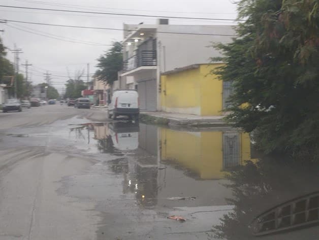 Piden atender problemas de aguas residuales frente a escuela