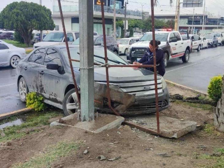 Evita chocar contra auto; se impacta contra poste Evita chocar contra auto; se impacta contra poste