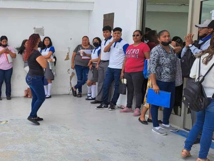 Hacen larga espera para recoger beca Hacen larga espera para recoger beca