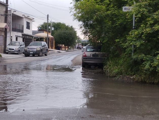 Piden atender problemas de aguas residuales frente a escuela