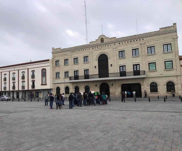 Protestan trabajadores frente a la presidencia Protestan trabajadores frente a la presidencia