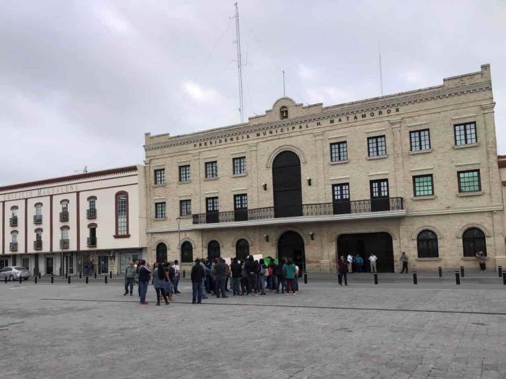 Protestan trabajadores frente a la presidencia Protestan trabajadores frente a la presidencia