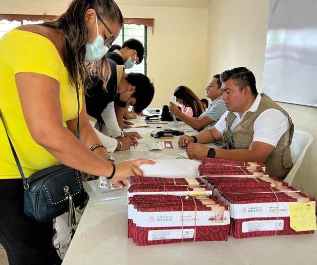 Reciben alumnos tarjetas bancarias