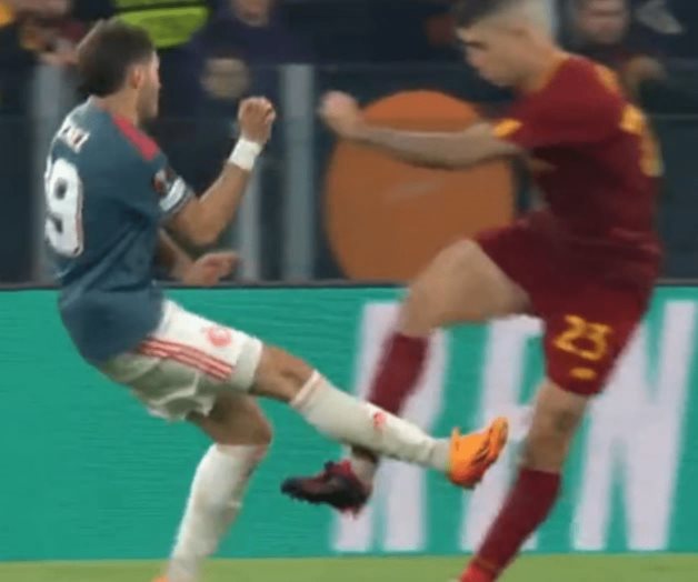 Santiago Giménez se fue expulsado por una patada a rival Santiago Giménez se fue expulsado por una patada a rival