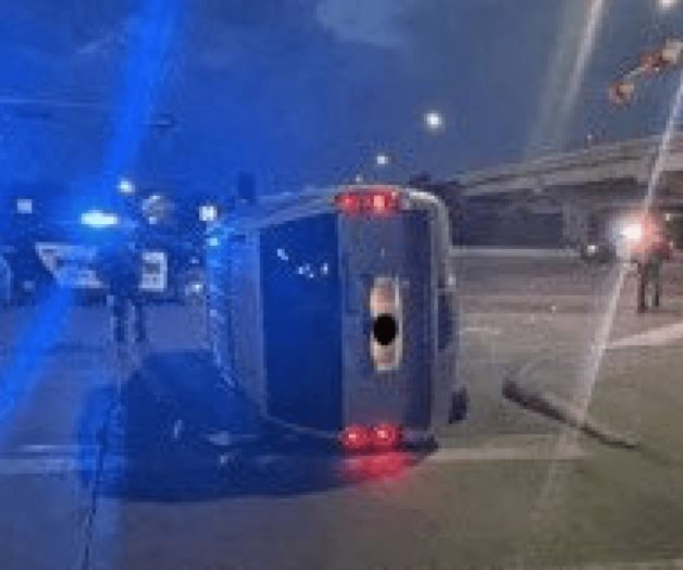 Salva la vida a persona atrapada en su vehículo